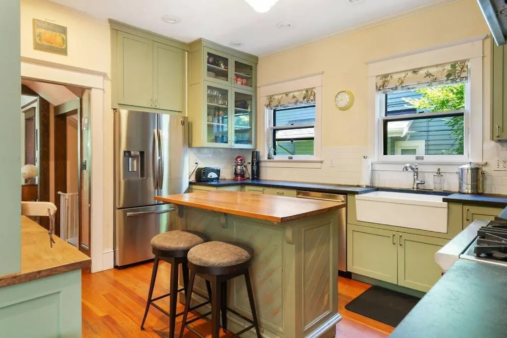 Holiday home Stylish 4Br Belmont Haven With Saltwater Hot Tub Villa Portland